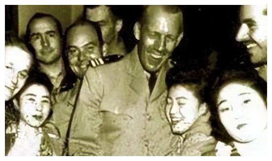 的RAA组织从业女性说：最怕黑人龙8囯际战后日本成立了臭名昭著(图1)