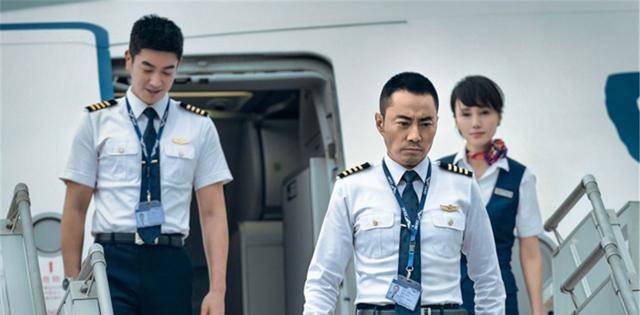 外出现人的手臂148人命悬一线机长机智应对龙8long8国际唯一网站空中惊魂：飞机窗(图2)
