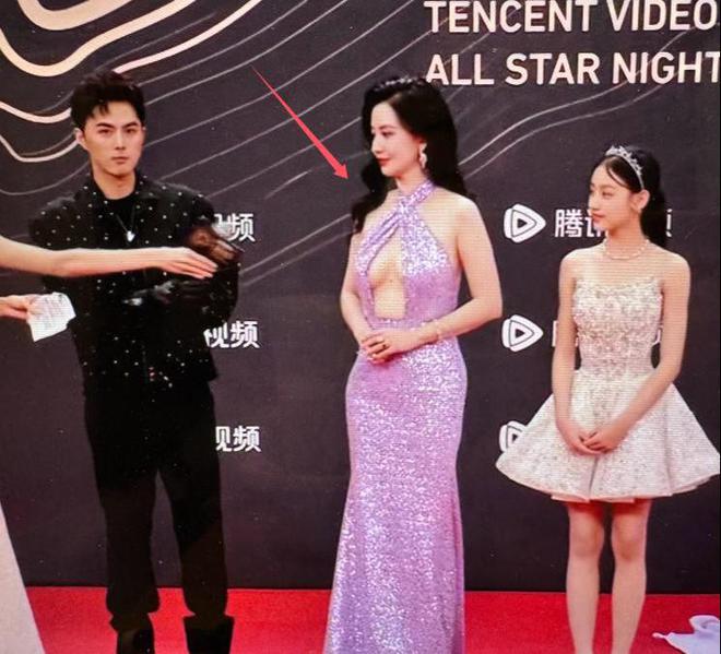 礼服唐嫣高定黑裙却被压轴的赵丽颖抢镜long8国际龙8澳门这天：张萌开胸(图4)