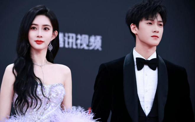 礼服唐嫣高定黑裙却被压轴的赵丽颖抢镜long8国际龙8澳门这天：张萌开胸(图7)