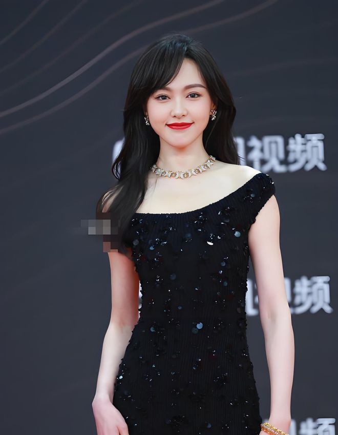 礼服唐嫣高定黑裙却被压轴的赵丽颖抢镜long8国际龙8澳门这天：张萌开胸(图19)