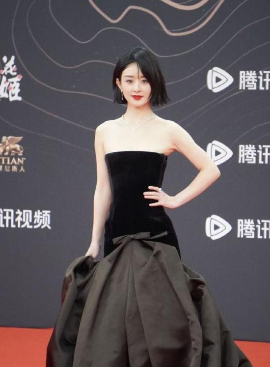 礼服唐嫣高定黑裙却被压轴的赵丽颖抢镜long8国际龙8澳门这天：张萌开胸(图20)